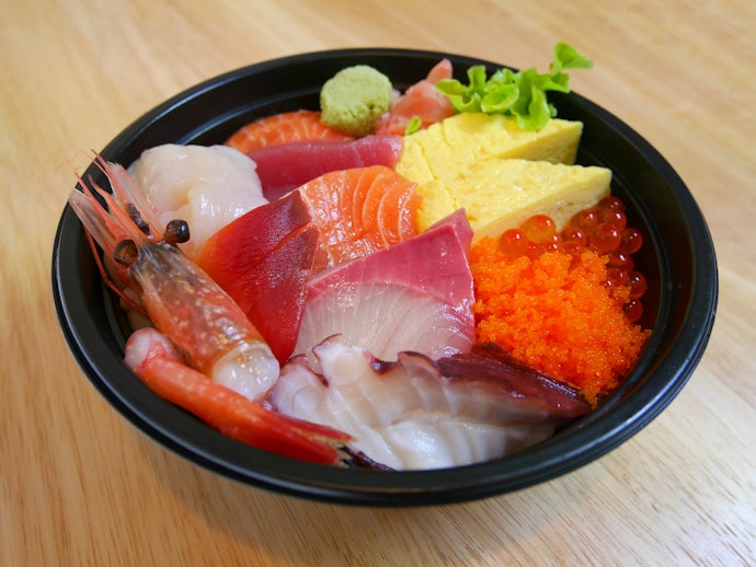 ちらしずしや海鮮丼には、浅くて口が広めの形がおすすめ