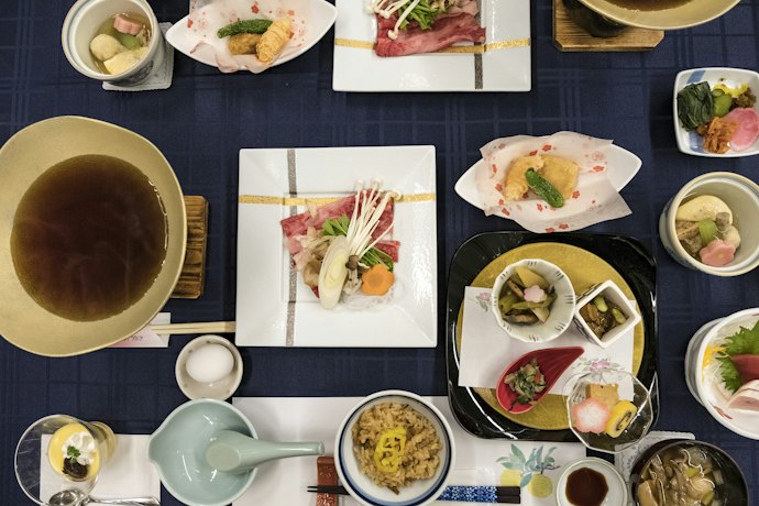 のんびり温泉を満喫するなら部屋食がベター。食事がおいしい温泉宿を選ぼう