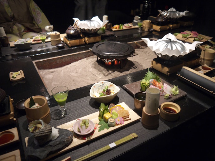 テーブル型の囲炉裏も。快適性重視なら現代的な旅館・ホテルがベター