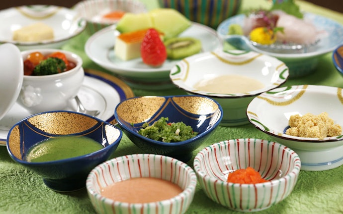 朝食やディナーの時間も楽しく過ごせるように、食事会場やメニューにも注目