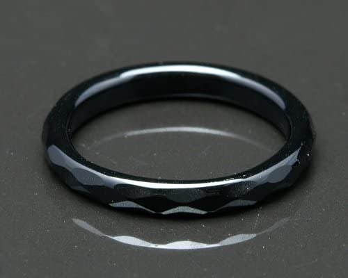 ブラックオニキス:男女問わず身につけやすいのが特徴