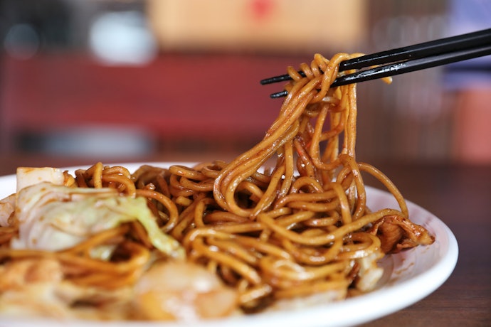 モチモチの食感を楽しむなら、焼きそばにぴったりな太麺
