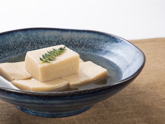 味噌汁や煮物に入れるなら、高野豆腐がおすすめ