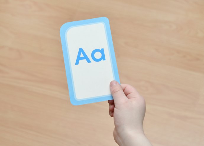 はじめて英語にふれる0~3歳:数字やアルファベットのシンプルな形式からスタート