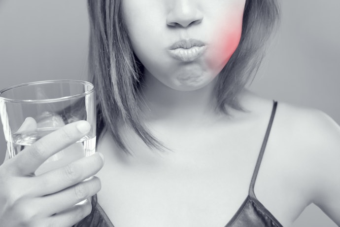 口内炎の痛みがつらい人は「アズレンスルホン酸Na」をチェック!