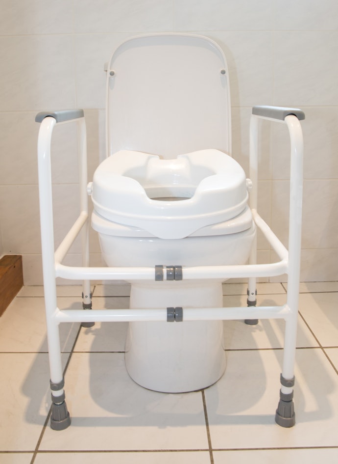 トイレには、便座を取り囲むように設置できる手すりが便利