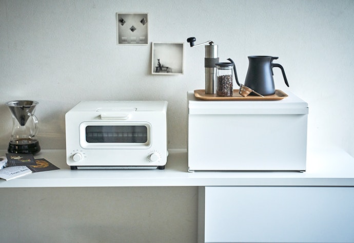 モダンな雰囲気の部屋にはモノトーンのシンプルなデザインを