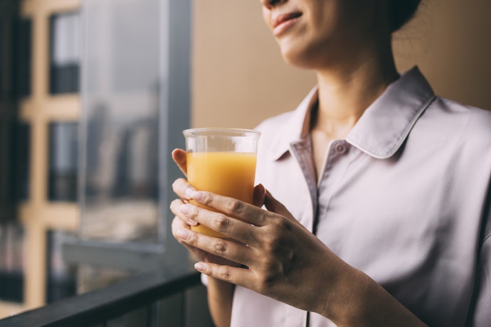 レース使いや高級感のある生地で大人な印象に