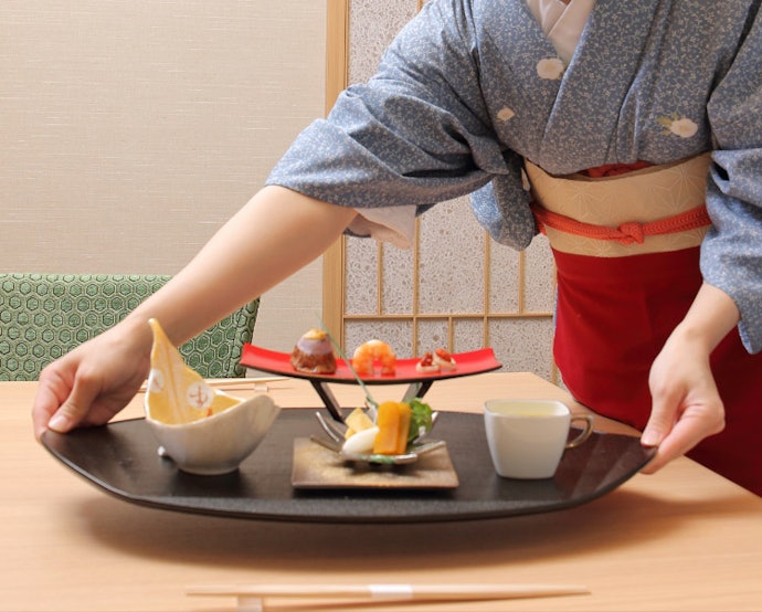 インルームダイニング付きの客室も。ゆっくりすごすなら部屋食プランを選ぼう