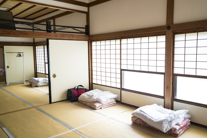 地元の人や宿泊者との交流を楽しみたいなら民宿やゲストハウスにしよう