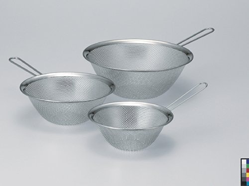 取っ手つき:鍋に入れて食材を茹でたいならコレ。片手で扱いたい人にも