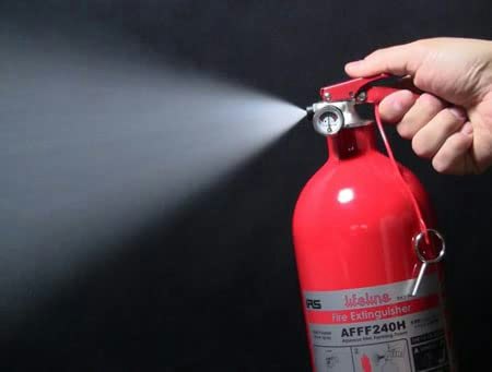 冷却効果と高い浸透性で火を絶つ水系消火器。長めの噴射時間を確保したい人向き。