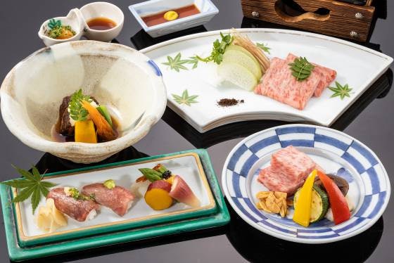 部屋食はプライベート空間でのんびり食事を楽しめる