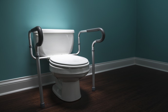トイレで使用するなら左右に手すりがあるタイプ