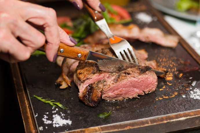 分厚いお肉などメインディッシュで使いたいテーブルフォーク