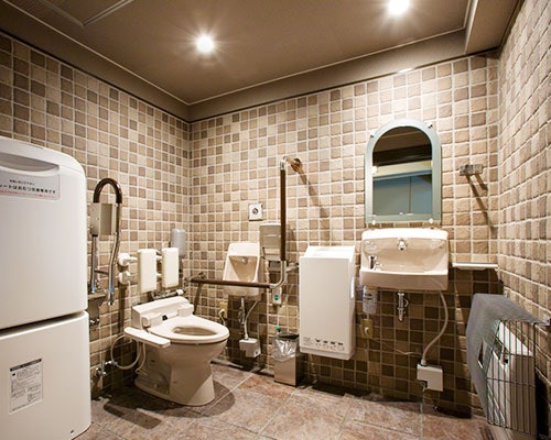 車椅子用トイレがあれば、お手洗いもスムーズに