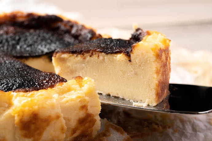 バスクチーズケーキ:香ばしい風味としっとり食感を楽しみたい人に