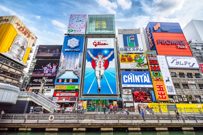 ミナミ:大阪らしい雰囲気や食べ歩きを楽しみたい人に好適
