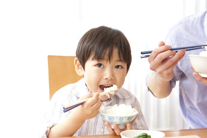 持つ力がついてきたら、食事のマナーにもつながる陶磁器製などを