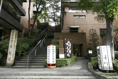 老舗の高級感を堪能したいときは明神下中通り付近で探そう