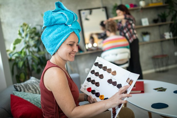 個性的なヘアスタイルにするなら、カラーエクステが充実しているかチェックしよう