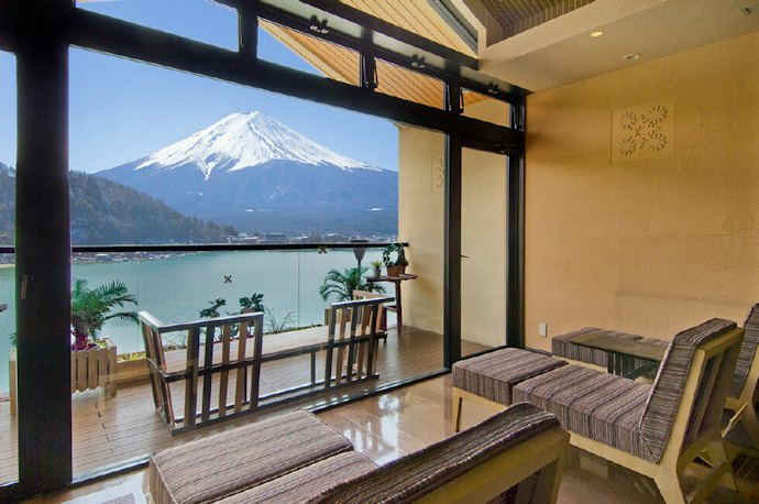 ダイニング・ラウンジから富士山を一望する宿はカップル旅行にもってこい