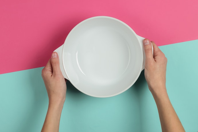 食器を持ち上げづらい人は取っ手つきのものを選ぶ