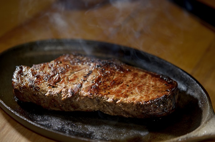 ナイフを使う肉料理には浅型、汁気の多い料理には深型をセレクト