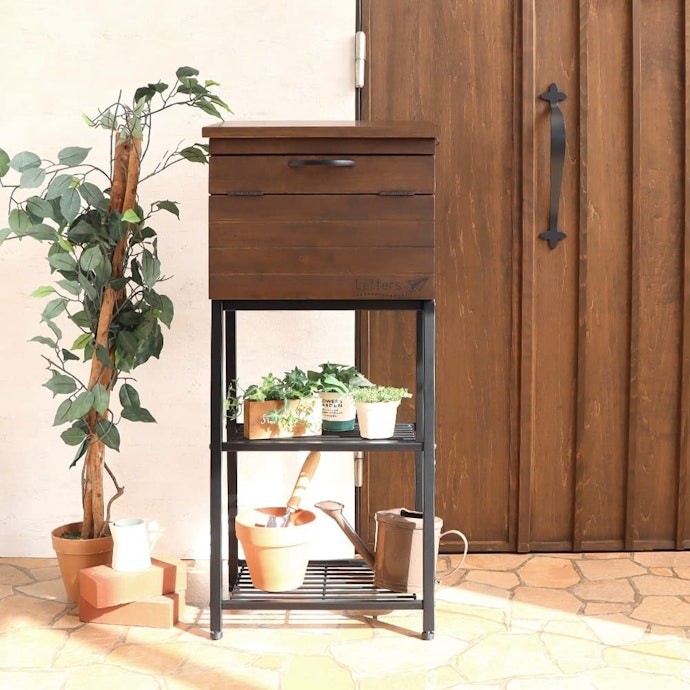 あたたかみのある雰囲気が好きな人には、植物とも好相性な木製がぴったり