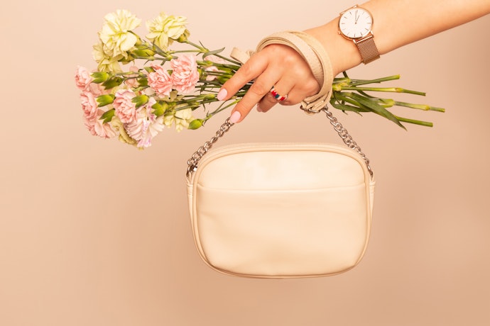 昼間の結婚式におすすめなのは白系・ベージュなど明るい色