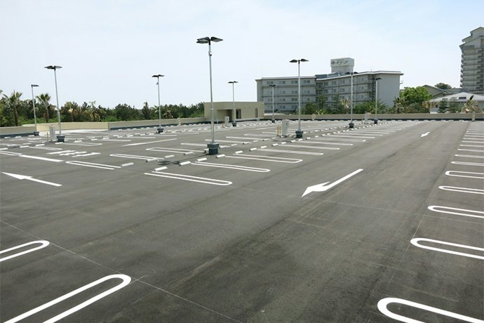 車を利用する場合は駐車場の有無や料金を確認しておこう