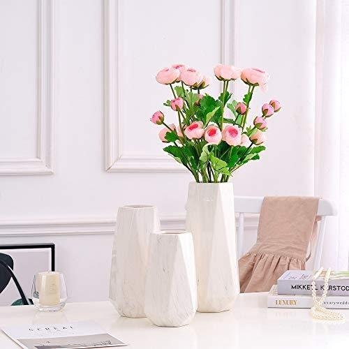 背の高い花や枝を飾るならつぼ型・筒型をセレクト