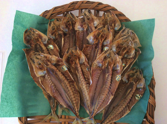 丸ごとタイプ:くさやを余さず堪能できる。大人数で食べるのにぴったり