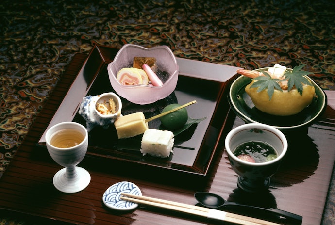 本格和食を目指すなら、懐石料理のレシピを収録した本で学ぼう。おもてなしにも