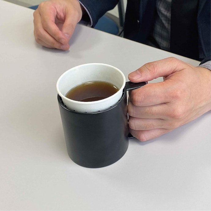 熱いドリンクを飲む機会が多いなら、熱を感じにくい持ち手ありが便利