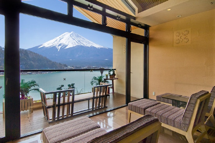 ダイニング・ラウンジから富士山を一望する宿はカップル旅行にもってこい