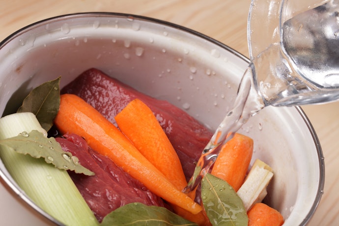 「ビーフコンソメ」は濃厚な旨味。肉を煮込むスープと相性よし