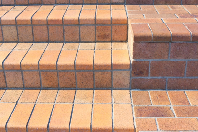 急勾配での設置が必要なときも、段差の4倍・2mまでを限度に!