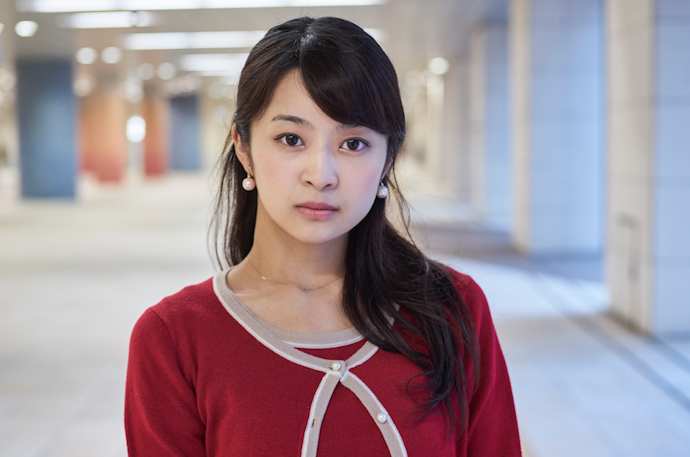 女性らしさを演出したいときは斜め前髪をチョイス