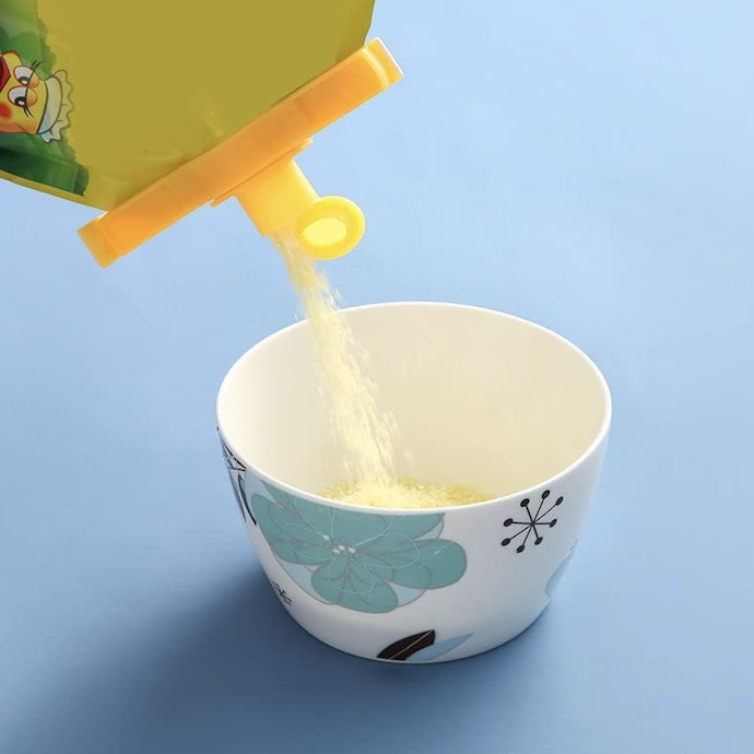 サッと気軽に食品を出したいなら、注ぎ口つきがおすすめ