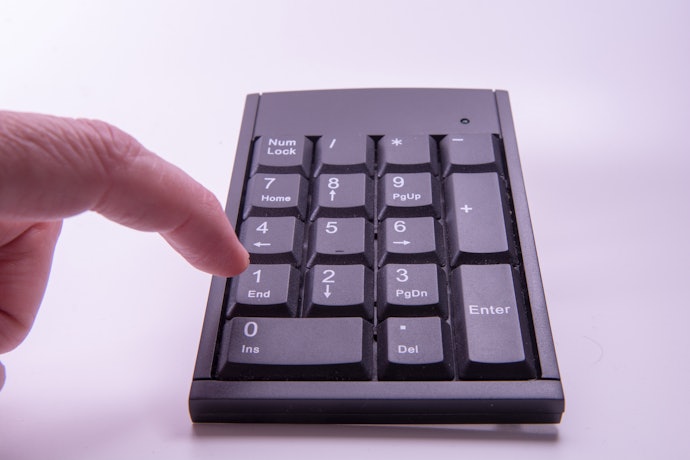 キーボードの操作性に影響しないよう、NumLockキー非連動機能をチェック