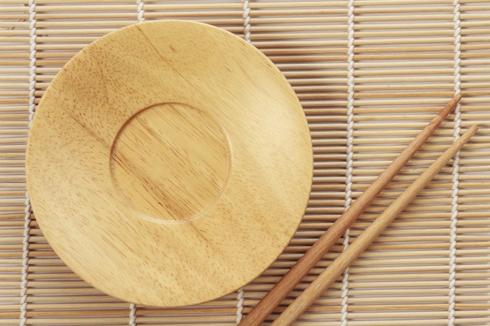 竹製・木製:軽くて割れづらい。丈夫な食器を探している人に好適