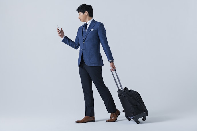 柔軟性がありパッキンングしやすい「ナイロン」