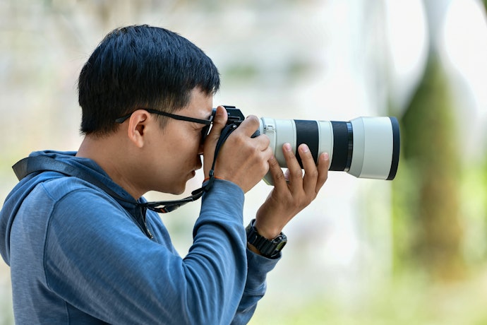 カメラ操作のみで被写体に寄りたいときは、ズームレンズが活躍