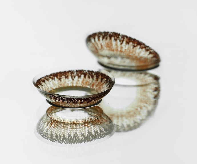 ナチュラルなら、濃い茶色系・小さめの着色直径・フチなしがぴったり