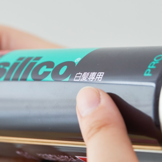 白髪が気になるときは、髪色に合う白髪専用のスプレーを使おう