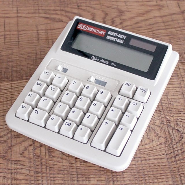 古い計算機を思わせるレトロモダンなデザインの電卓は遊び心たっぷり