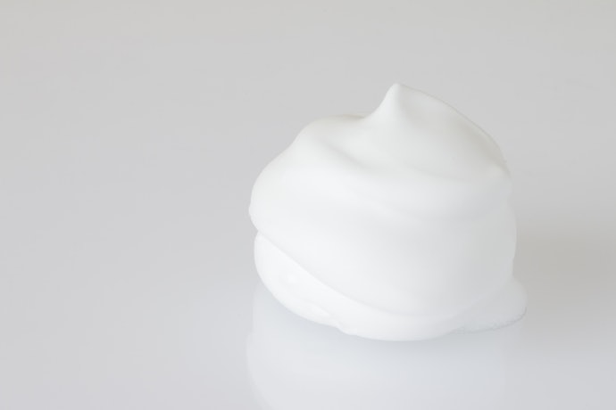 仕上がりを重視するなら、ムラになりにくい「泡タイプ」を