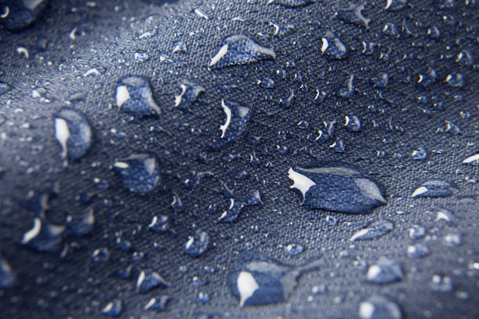 水を弾いてしみ込みを防ぐ「撥水性」も大切