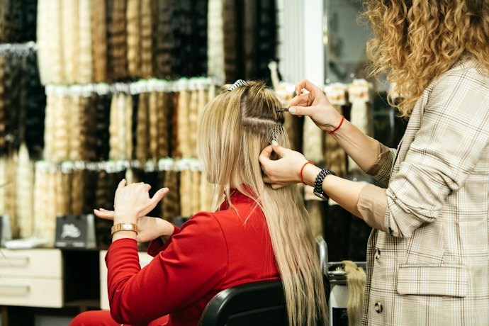 自然な仕上がりにしたいなら、高品質な人毛を使用するサロンを選ぼう